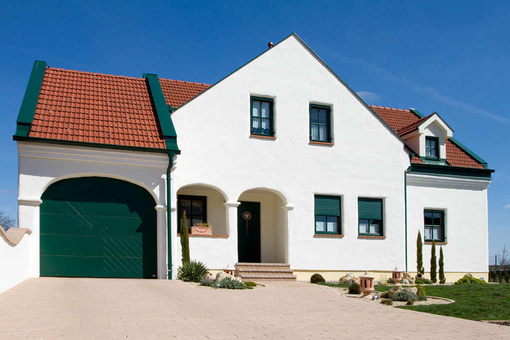 Haus mit Fassade, grünes Garagentor